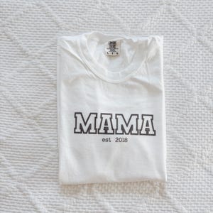 Regalo personalizado para mamá • Camiseta para mamá con año estimado • Regalo personalizado para el Día de la Madre • Regalo para mamá primeriza • Regalo de cumpleaños para mamá • Letras abullonadas