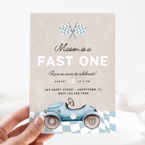 Op de afbeelding: Een blauwe en witte verjaardagsuitnodiging met een geruit vlagontwerp. De tekst luidt "Mason is a FAST ONE. Race on over to celebrate! August 12 at 4 PM. 123 Happy Street - Happytown, FL. RSVP 123.456.7890". Een illustratie van een blauwe speelgoedauto bevindt zich onderaan de uitnodiging.