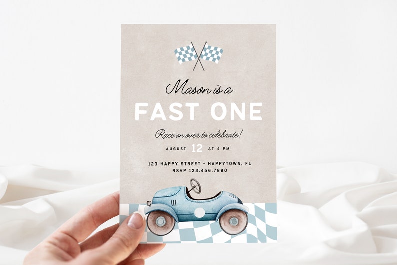 Op de afbeelding: Een blauwe en witte verjaardagsuitnodiging met een geruit vlagontwerp. De tekst luidt "Mason is a FAST ONE. Race on over to celebrate! August 12 at 4 PM. 123 Happy Street - Happytown, FL. RSVP 123.456.7890". Een illustratie van een blauwe speelgoedauto bevindt zich onderaan de uitnodiging.