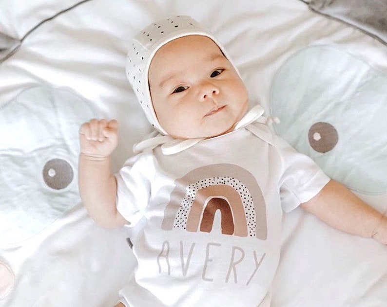 Regenbogen-Baby-Ankündigungs-Shirt und Bodys, geschlechtsneutrales Babygeschenk, gepunkteter Regenbogen, skandinavischer Regenbogen, Babyname Bild 1