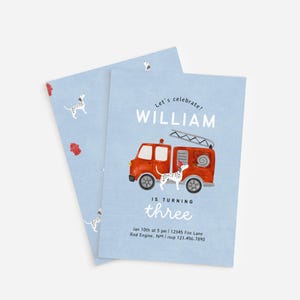 Puede incluir: Una invitación de cumpleaños azul y blanca con un camión de bomberos rojo y un dálmata. La invitación dice "¡Celebremos! William cumple tres años."