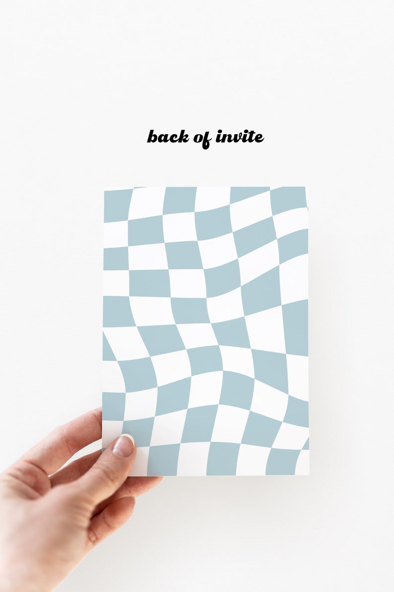 Op de afbeelding: De achterkant van een witte uitnodigingskaart met een blauw-wit geruit patroon. De tekst "back of invite" is op de kaart gedrukt.