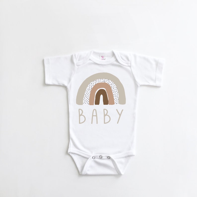 Camisa y bodys de anuncio de bebé arco iris Género neutro regalo de bebé, arco iris manchado, arco iris escandinavo, nombre del bebé imagen 2