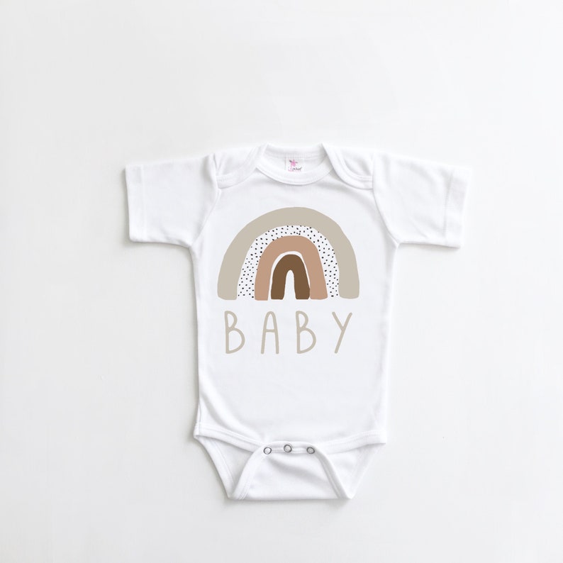 Regenbogen-Baby-Ankündigungs-Shirt und Bodys, geschlechtsneutrales Babygeschenk, gepunkteter Regenbogen, skandinavischer Regenbogen, Babyname Bild 2