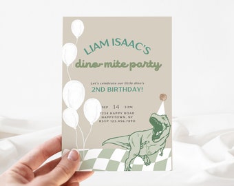 Peut inclure: Une invitation beige avec du texte vert et blanc. Le texte indique "Liam Isaac's dino-mite party" et "Let's celebrate our little dino's 2nd Birthday!" L'invitation comprend également un dinosaure vert avec un chapeau de fête et une chaîne de ballons blancs.
