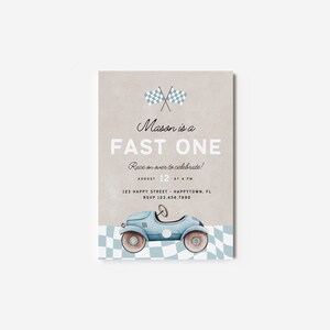 Op de afbeelding: Een blauwe en witte racewagen-thema verjaardagsuitnodiging met de tekst "Mason is a FAST ONE" en "Race on over to celebrate!"  12 augustus om 16:00 uur. 123 Happy Street Happytown, FL RSVP 123.456.7890