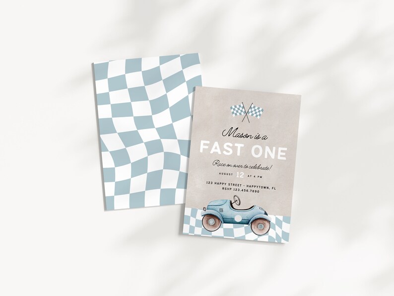 Op de afbeelding: Een feestuitnodiging met een blauw-wit geruit racevlagontwerp, een blauwe speelgoedauto en de tekst "Mason is a FAST ONE Race on over to celebrate! August 12 at 4 PM 123 Happy Street, Happytown, FL RSVP 123.456.7890"