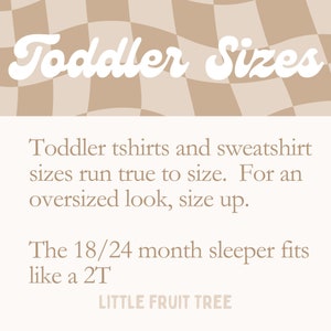 Puede incluir: Un gr&aacute;fico con un fondo a cuadros y el texto "Toddler Sizes" en blanco, en una fuente estilizada. El texto debajo explica que las camisetas y sudaderas para ni&ntilde;os peque&ntilde;os son de talla real, pero para obtener un look de talla grande, sube una talla. El texto tambi&eacute;n indica que el pijama de 18/24 meses se ajusta como una talla 2T. El texto "LITTLE FRUIT TREE" est&aacute; en la parte inferior del gr&aacute;fico.