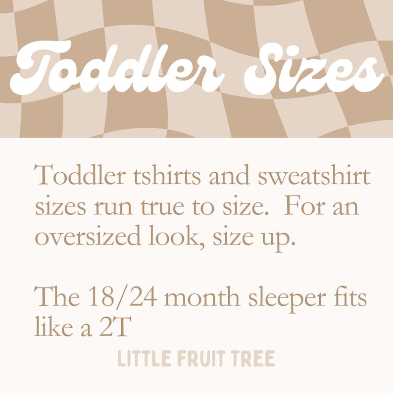 Puede incluir: Un gr&aacute;fico con un fondo a cuadros y el texto "Toddler Sizes" en blanco, en una fuente estilizada. El texto debajo explica que las camisetas y sudaderas para ni&ntilde;os peque&ntilde;os son de talla real, pero para obtener un look de talla grande, sube una talla. El texto tambi&eacute;n indica que el pijama de 18/24 meses se ajusta como una talla 2T. El texto "LITTLE FRUIT TREE" est&aacute; en la parte inferior del gr&aacute;fico.