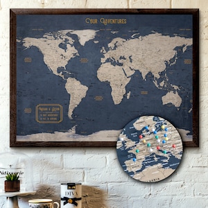 Grande carte du monde avec punaises de style exécutif, 24 x 36 po. ou 24 x 16 po. | Tableau d'affichage personnalisé monté sur un panneau en mousse de 3/16 po. | Impression de carte moderne | Carte de voyage