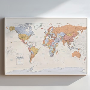 Weltkarte Pin Anstecknadel - Individuell anpassbare Weltkarte 24x36 oder 24x16, Lebendiges Design auf Leinwand oder Foamboard