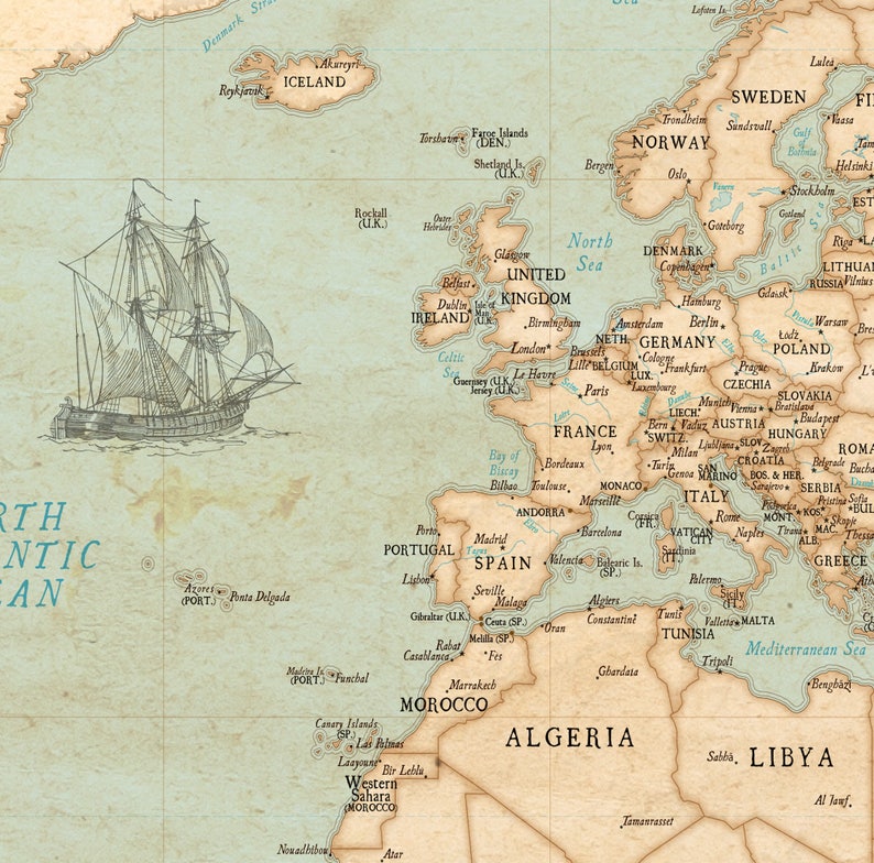 Puede incluir: Un mapa de Europa de estilo vintage con una ilustraci&oacute;n detallada de un barco de vela. El mapa presenta pa&iacute;ses en tonos beige y marr&oacute;n, con oc&eacute;anos y mares azules. El texto incluye nombres de pa&iacute;ses y caracter&iacute;sticas geogr&aacute;ficas.