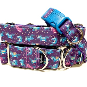 Puede incluir: Collar para perro morado y azul con estampado de unicornio y herrajes plateados. El collar tiene una hebilla azul y el texto "Wagging Days" es visible en el collar.