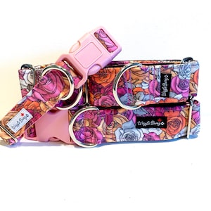 Könnte beinhalten: Ein pinkfarbenes und orangefarbenes Blumenhundehalsband mit silberner Hardware und dem Text "Wiggle Bungo" auf dem Band.