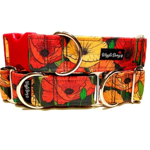 Könnte beinhalten: Ein rotes, gelbes und schwarzes Hundehalsband mit einem Mohnblumenmuster. Das Halsband hat zwei silberne D-Ringe und eine rote Kunststoffschnalle. Das Halsband ist mit "Wiggle Buns" beschriftet.