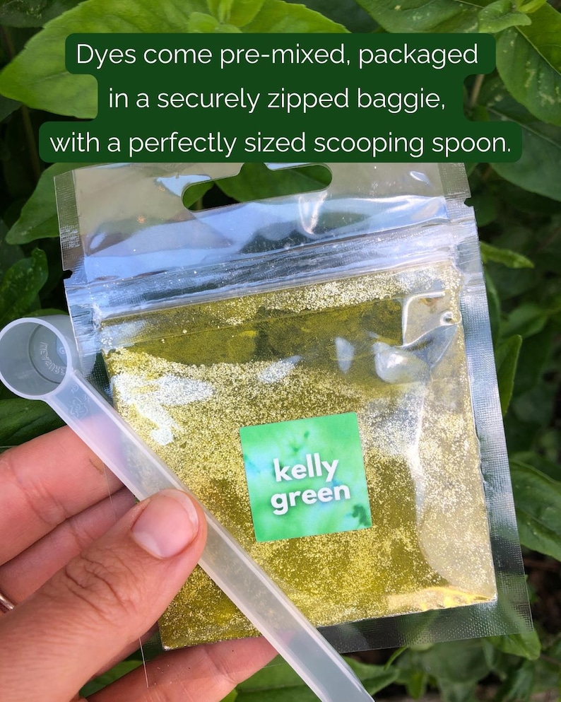 Pode incluir: Um saco de pl&aacute;stico transparente cheio de glitter verde e uma pequena p&aacute; de pl&aacute;stico branca. O saco tem um r&oacute;tulo que diz "kelly green".