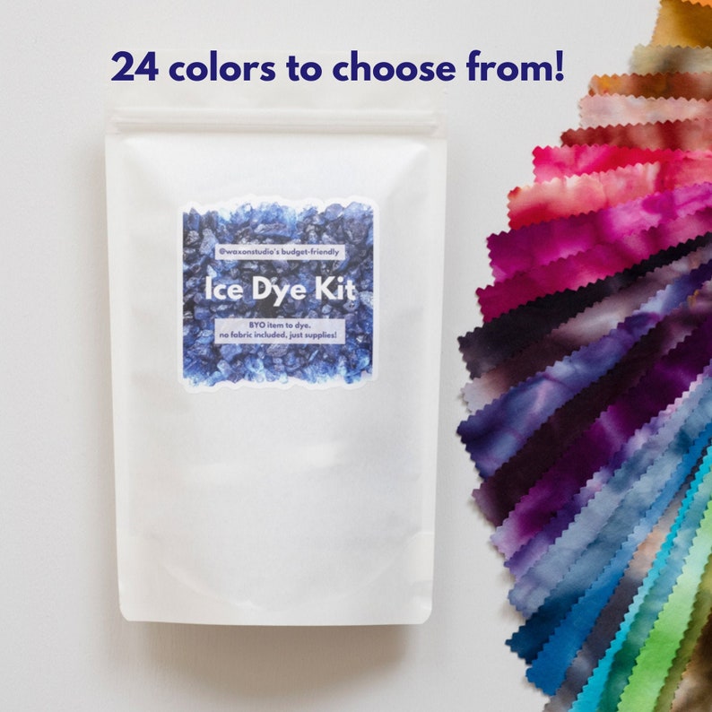 Pode incluir: Uma bolsa branca lacr&aacute;vel etiquetada "Ice Dye Kit" com um design azul e branco. A bolsa est&aacute; ao lado de um leque de 24 amostras de tecido em v&aacute;rios tons de azul, roxo, rosa, vermelho, verde e amarelo. O texto "24 cores para escolher!" est&aacute; escrito em azul acima da bolsa.