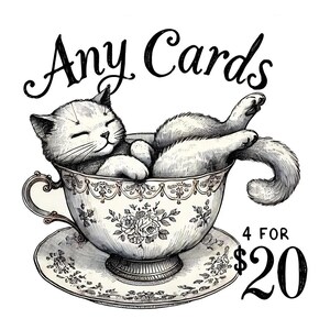Pu&ograve; includere: Illustrazione di un gatto che si rilassa in una tazza da t&egrave; e un piattino. La tazza e il piattino sono decorati con motivi floreali. Il testo "Any Cards" &egrave; sopra la tazza e "4 FOR $20" sotto.