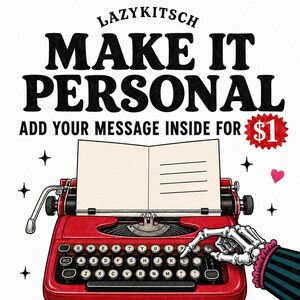 Op de afbeelding: Een rode typemachine met een skeletthand die op een toets drukt. Bovenaan staat de tekst LAZYKITSCH MAKE IT PERSONAL. Een blanco kaart met lijntjes zit in de wagen. Er zijn kleine sterretjes en een roze hartje op een witte achtergrond.
