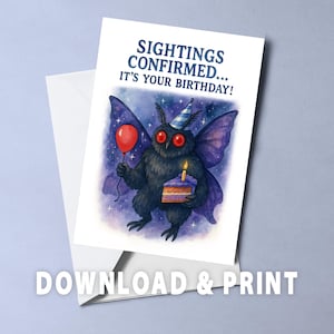 Może przedstawiać: Kartka urodzinowa z kreskówkowym stworzeniem przypominającym ćmę trzymającym czerwony balon i kawałek ciasta ze świeczką. Na kartce widnieje napis "Sightings Confirmed... It's Your Birthday!" i jest dołączona biała koperta. Na dole widnieje napis "DOWNLOAD & PRINT".