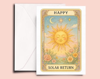 Könnte beinhalten: Eine rechteckige Grußkarte mit weißem Umschlag, die eine Illustration im Tarot-Stil mit einer lächelnden Sonne, einer Mondsichel und Sternen an einem pastellfarbenen Himmel über Blumen zeigt, mit dem schwarzen Text HAPPY SOLAR RETURN.