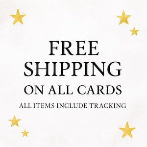 K&ouml;nnte beinhalten: Wei&szlig;er Hintergrund mit dem Text "FREE SHIPPING ON ALL CARDS" in schwarzer Schrift. Goldene Sterne umgeben den Text. Der Satz "ALL ITEMS INCLUDE TRACKING" steht darunter.