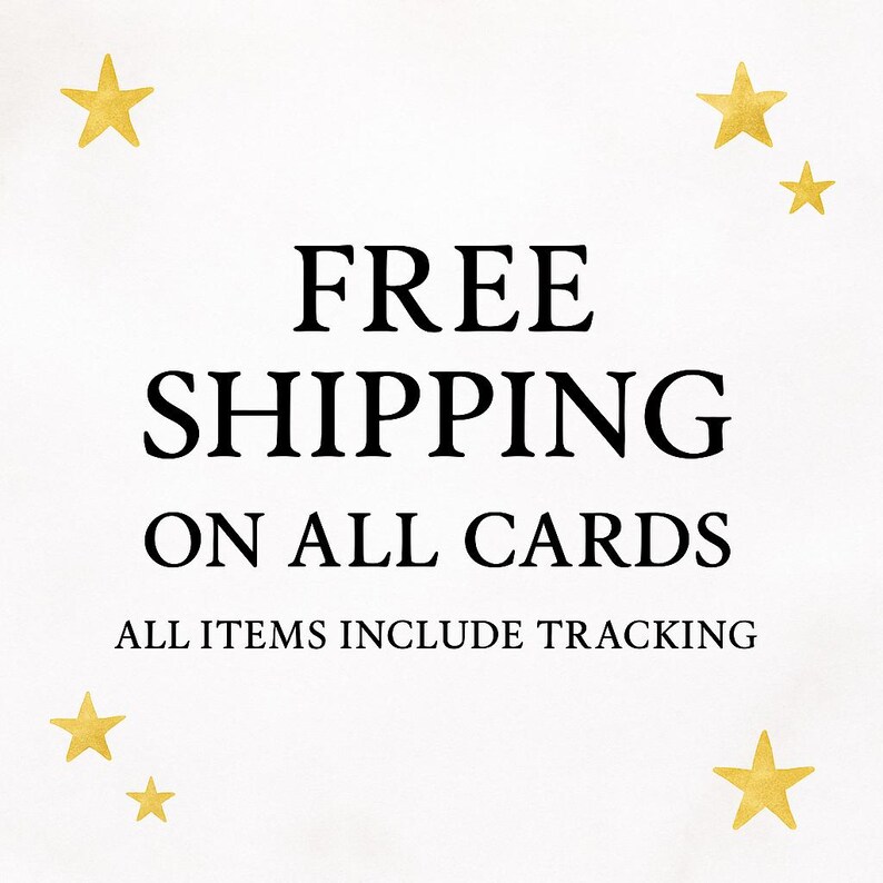 K&ouml;nnte beinhalten: Wei&szlig;er Hintergrund mit dem Text "FREE SHIPPING ON ALL CARDS" in schwarzer Schrift. Goldene Sterne umgeben den Text. Der Satz "ALL ITEMS INCLUDE TRACKING" steht darunter.