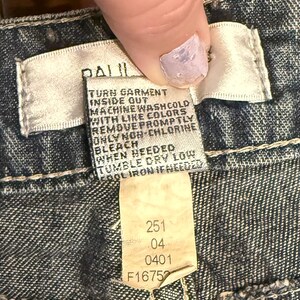 以下が含まれることがあります： 白い文字で「Welcome to our home」と書かれた素朴な木製の看板。 荒れた仕上がりとシンプルで魅力的なデザインで、玄関の装飾に最適です。