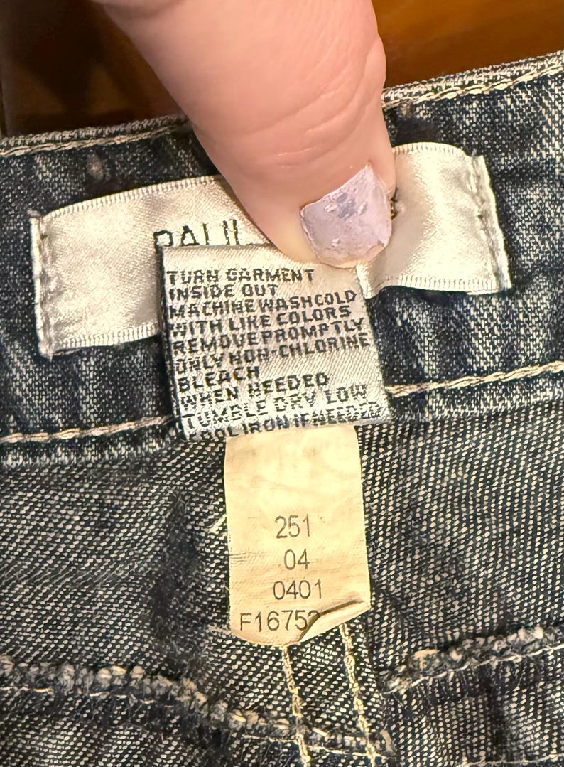 以下が含まれることがあります： 白い文字で「Welcome to our home」と書かれた素朴な木製の看板。 荒れた仕上がりとシンプルで魅力的なデザインで、玄関の装飾に最適です。