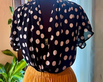 黒と白の水玉模様のレトロなトップス