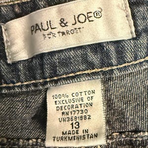 以下が含まれることがあります： クリーム色、ライトグレー、ダークグレーの3色の、つや消し仕上げの陶器製マグカップのセット。各マグカップはシンプルでミニマルなデザインで、丸みを帯びたハンドルが付いています。