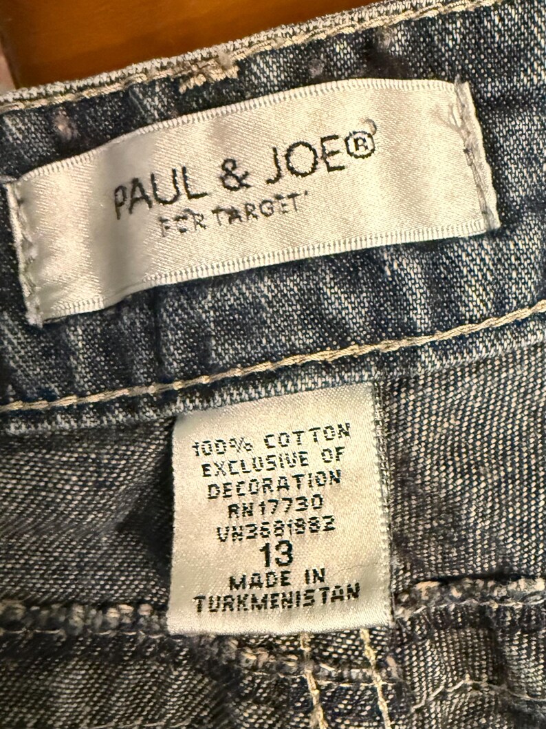 以下が含まれることがあります： クリーム色、ライトグレー、ダークグレーの3色の、つや消し仕上げの陶器製マグカップのセット。各マグカップはシンプルでミニマルなデザインで、丸みを帯びたハンドルが付いています。