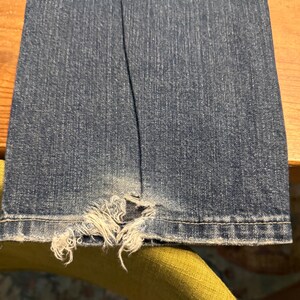 以下が含まれることがあります： 斑点のあるマット仕上げのセラミックマグカップ3個セット。マグカップはクリーム色、ライトグレー、ダークグレーの色合いです。各マグカップはシンプルでミニマリストなデザインで、コーヒーや紅茶に最適です。