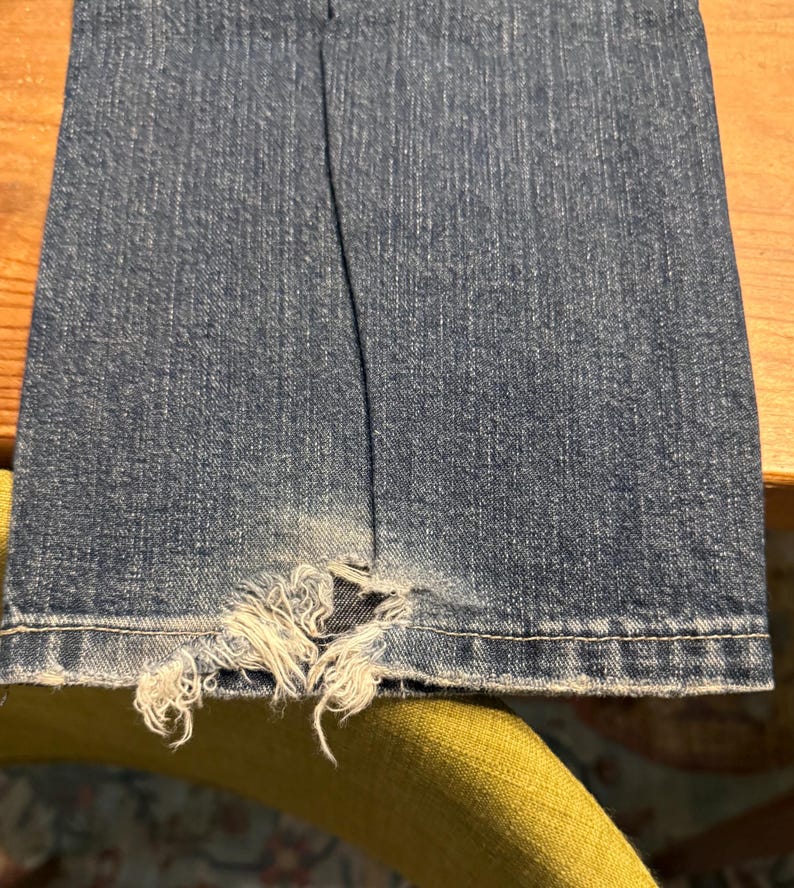 以下が含まれることがあります： 斑点のあるマット仕上げのセラミックマグカップ3個セット。マグカップはクリーム色、ライトグレー、ダークグレーの色合いです。各マグカップはシンプルでミニマリストなデザインで、コーヒーや紅茶に最適です。