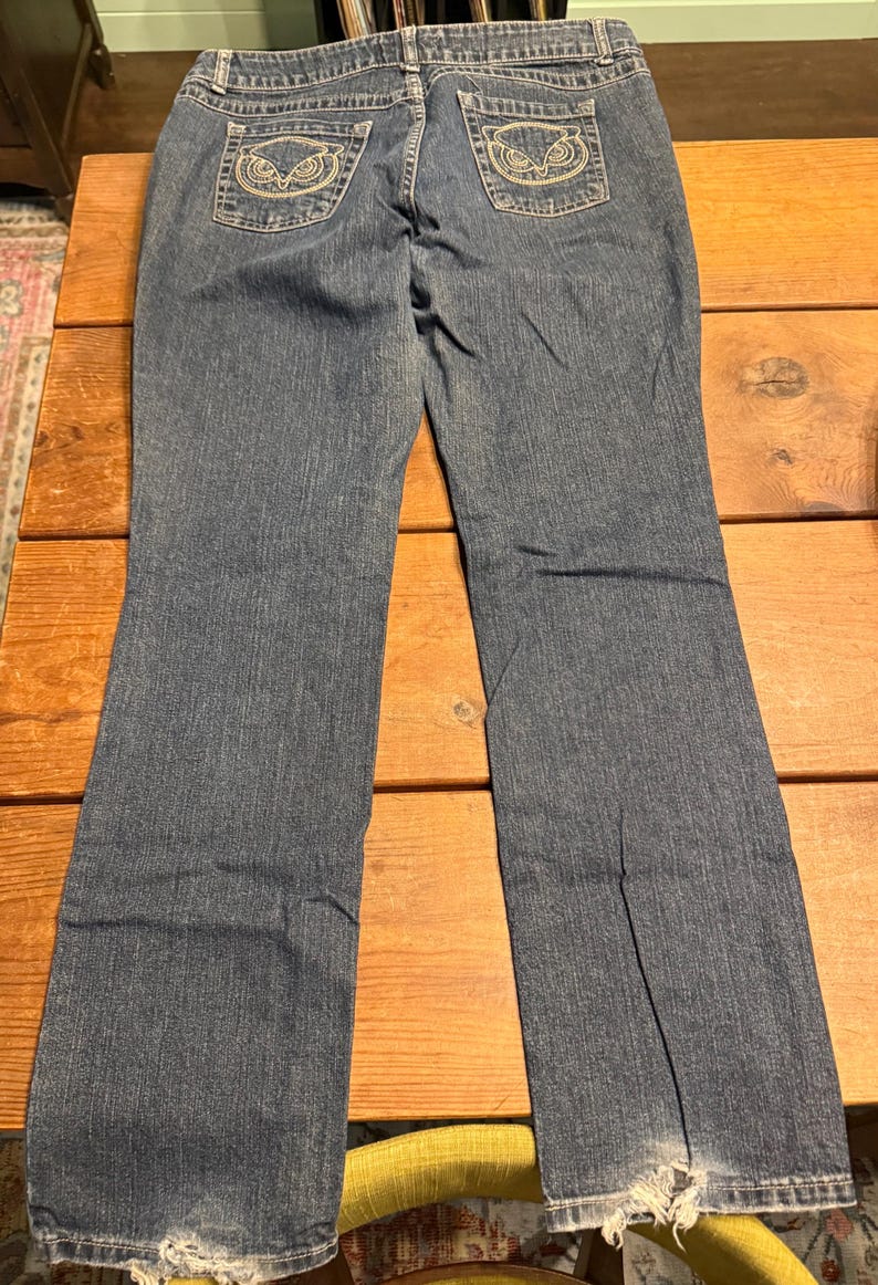 以下が含まれることがあります： 手書き風の「Welcome to our home」の文字が入った素朴な木製サイン。使い古したような仕上がりで、シンプルで魅力的なデザインは、玄関やポーチに最適です。