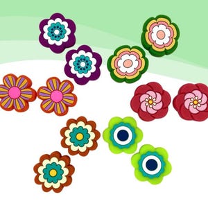 Könnte beinhalten: Eine Sammlung farbenfroher, blütenförmiger Verzierungen in verschiedenen Designs. Die Blumen weisen eine Reihe von Farben auf, darunter Lila, Orange, Grün und Rot, mit kontrastierenden Zentren und Blattdetails. Diese dekorativen Elemente eignen sich für Bastelarbeiten.