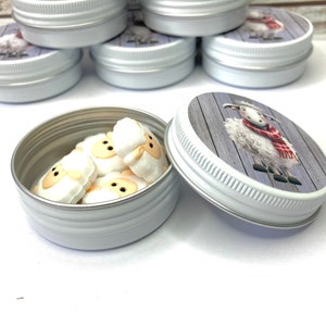 Kleine weiße Metalldose mit Schraubdeckel zur Aufbewahrung von Kleinteilen, Schmuck, Maschenstopper, Schaf mit rotem Schal Bild 3