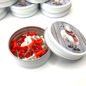 Kleine weiße Metalldose mit Schraubdeckel zur Aufbewahrung von Kleinteilen, Schmuck, Maschenstopper, Schaf mit rotem Schal Bild 5