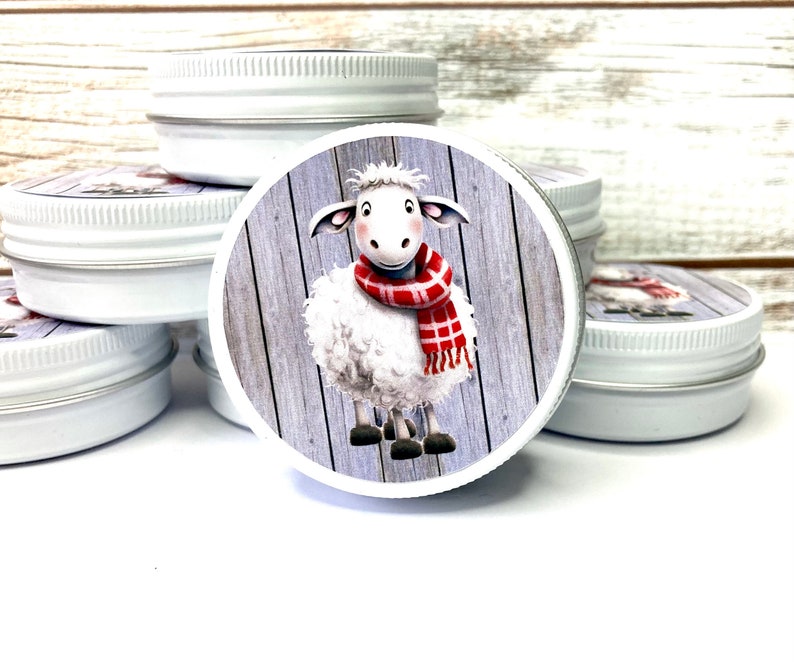 Kleine weiße Metalldose mit Schraubdeckel zur Aufbewahrung von Kleinteilen, Schmuck, Maschenstopper, Schaf mit rotem Schal Bild 2