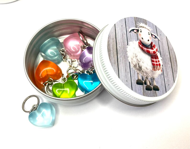 Kleine weiße Metalldose mit Schraubdeckel zur Aufbewahrung von Kleinteilen, Schmuck, Maschenstopper, Schaf mit rotem Schal Bild 6