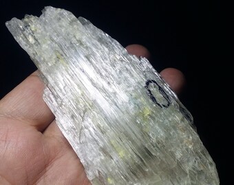 Hallazgo raro de cristal de kunzita/espodumina en movimiento de arena