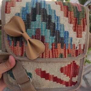 Handtasche aus handgewebtem Teppich