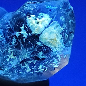 Petroleum Quartz Crystal with Moving Bubble & UV Reactive