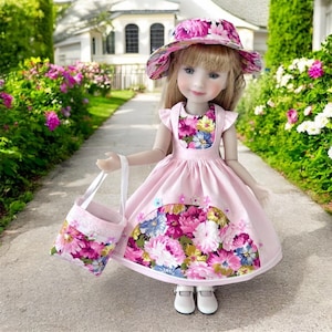 以下が含まれることがあります： ピンク色のドレスと帽子を身に着けた人形。どちらも花柄模様です。人形は、お揃いのトートバッグを持ち、白い靴を履いています。人形は、背景に花と緑のある舗装された歩道に立っています。テーマは春または夏です。