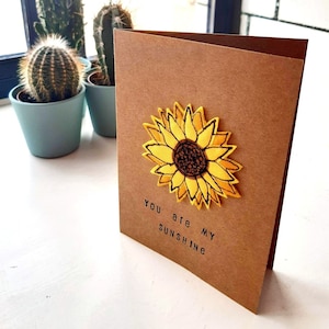 ¡Eres mi sol! Motivo de girasol bordado con movimiento libre montado en una tarjeta kraft marrón A6 reciclada.