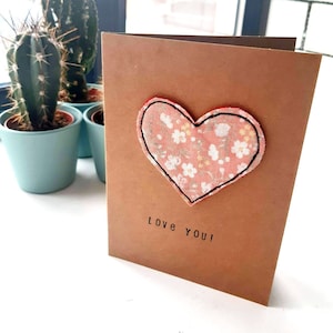 Grußkarte Love Heart - Handgemachtes Stoffherz auf einer braunen A6 Kraftpapier-Karte, mit Ihrer Wahl einer handgestempelten Nachricht