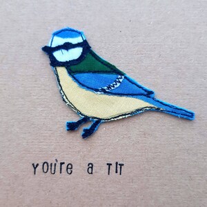 You’re a Tit hand made card - motif Blue Tit brodé en mouvement libre monté sur une carte kraft brune A6 recyclée