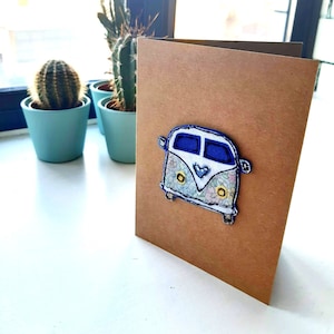 Camping-car d’amour! Carte mignonne avec motif de camping-car brodé en mouvement libre monté sur une carte Kraft brune A6 recyclée