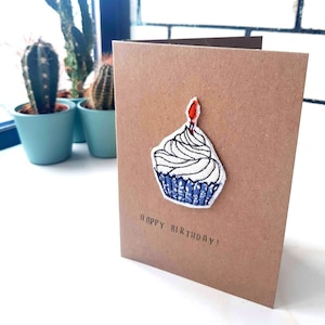 Tarjeta de cumpleaños de cupcake: cupcake bordado de movimiento libre montado en una tarjeta kraft marrón A6.
