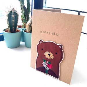Tarjeta de oso Mumma: motivo de oso bordado de movimiento libre montado en una tarjeta kraft marrón A6 reciclada
